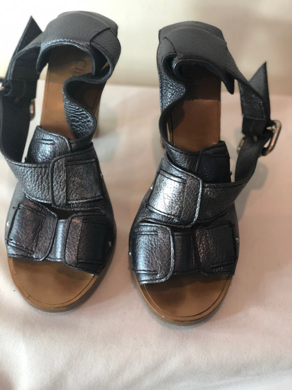Chloé Open Sandals in Metallic Grey - Dyva's Closet