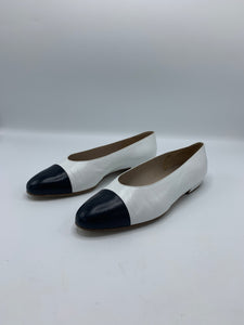 Vintage Chanel ballerinas in white leather with black cap toe - Dyva's Closet