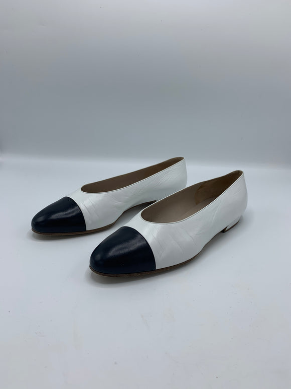 Vintage Chanel ballerinas in white leather with black cap toe - Dyva's Closet