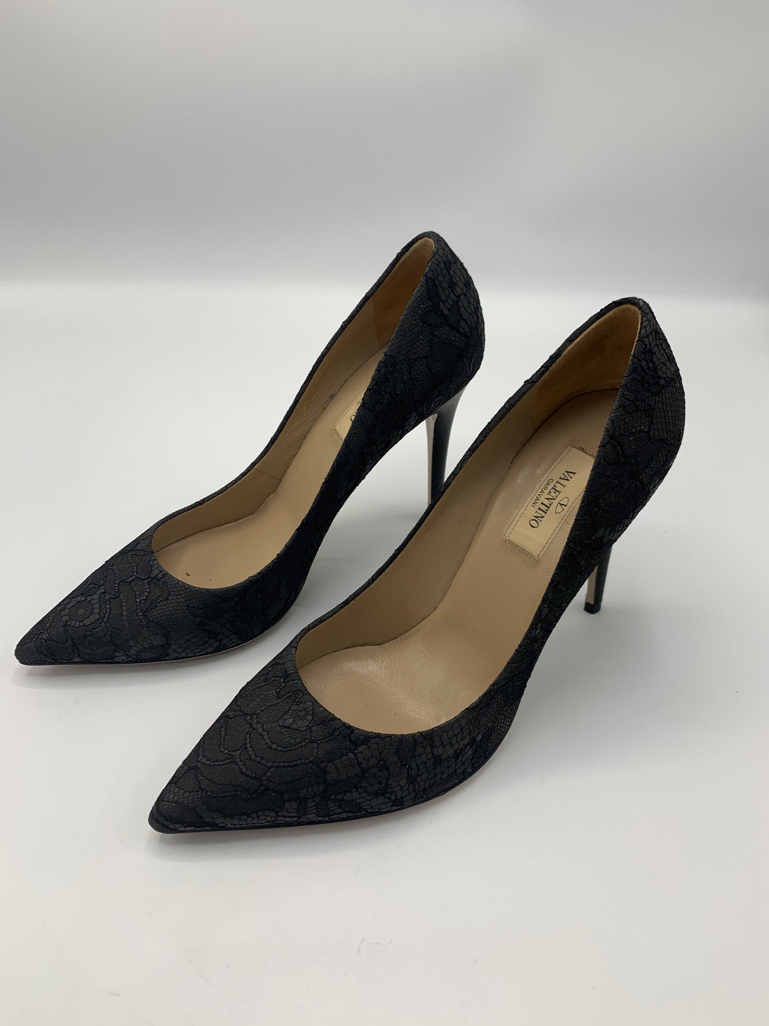 Mantle Walter Cunningham bombe Valentino lace heels – Dyva's Closet
